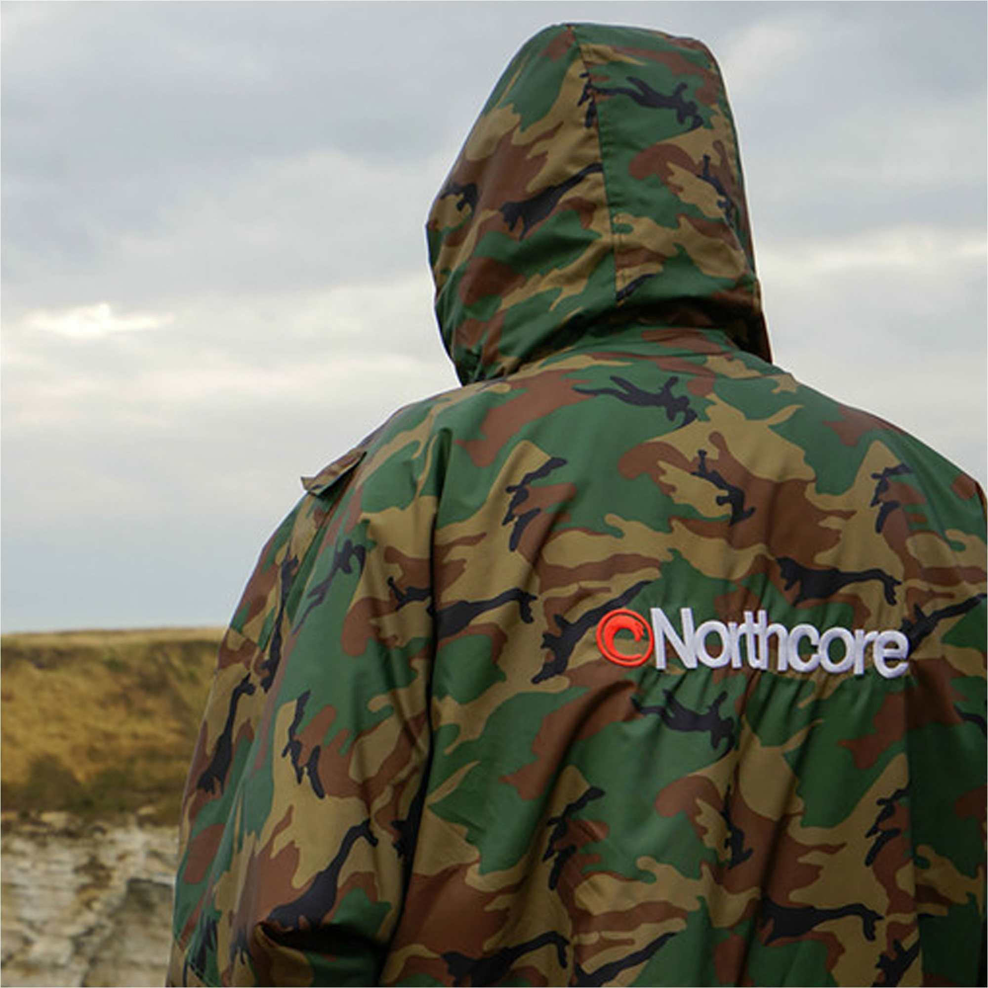 2026 Northcore Beach Basha Sport Long Sleeve Changing Robe / Poncho NOCO24N - Camo